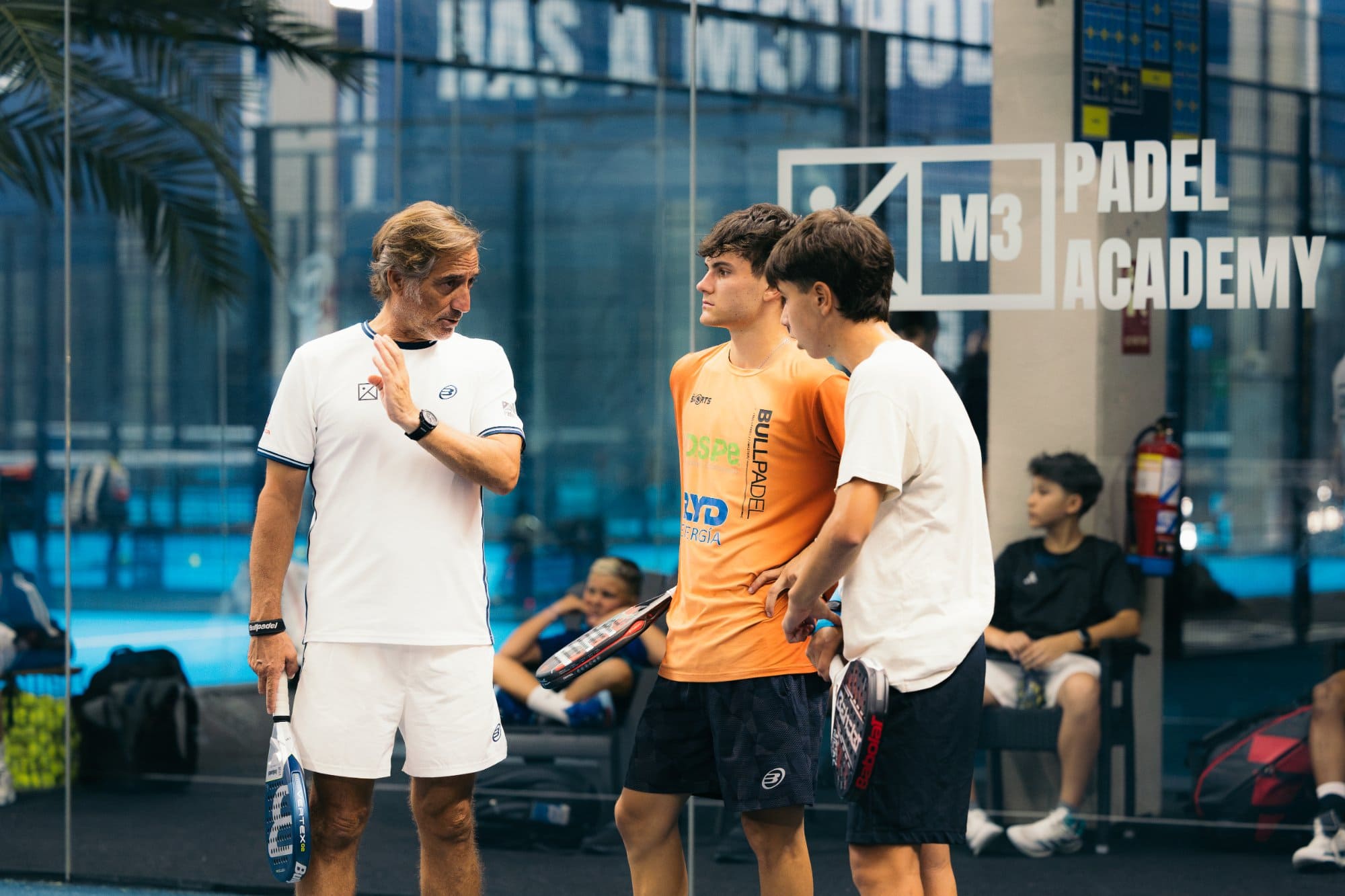 Coach M3 con jugadores jóvenes