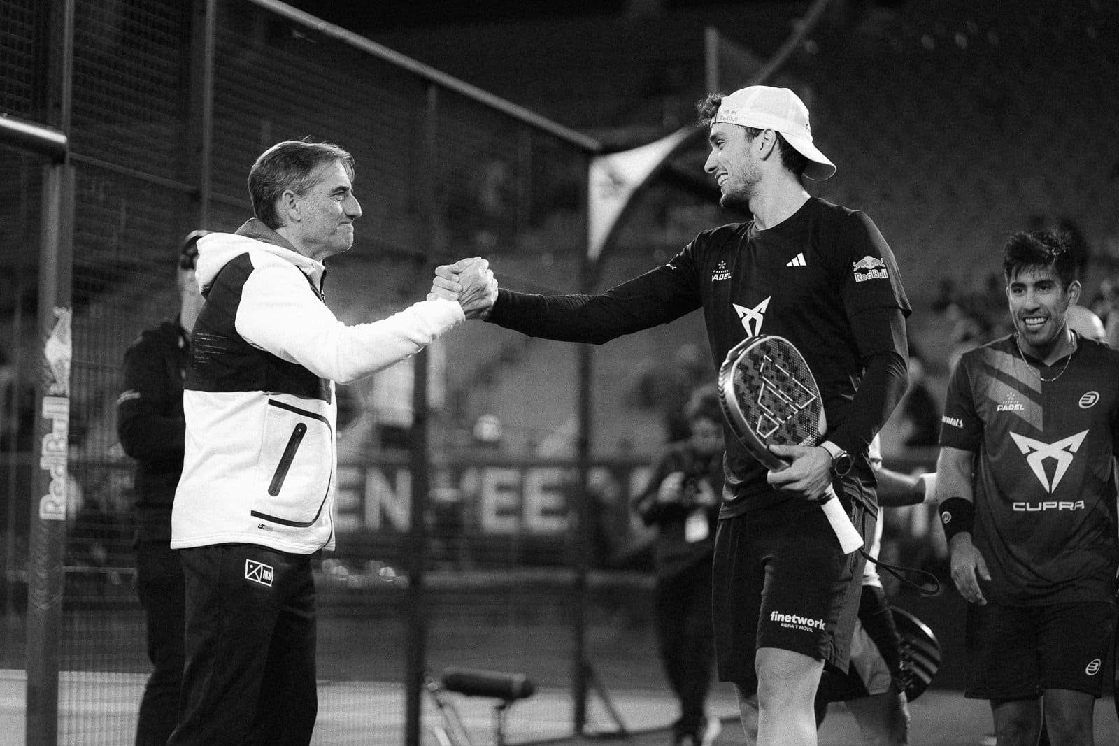Saludo entre coach y jugador profesional